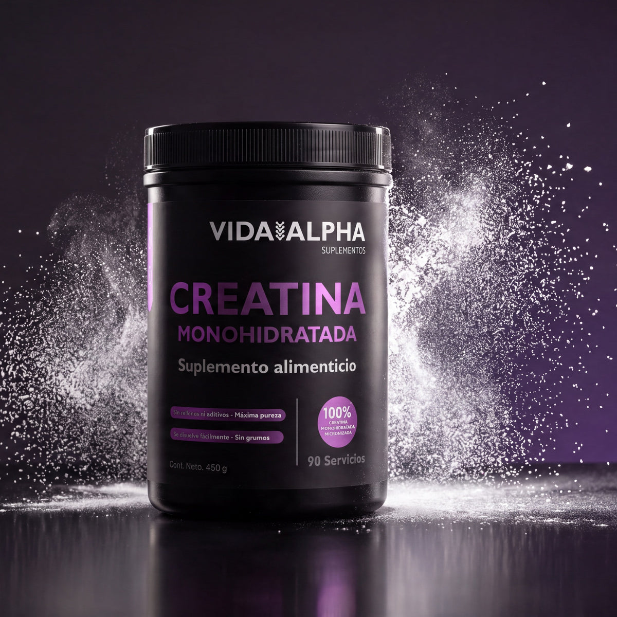 Bote de Creatina Monohidratada Micronizada de Vida Alpha con polvo suspendido en el aire