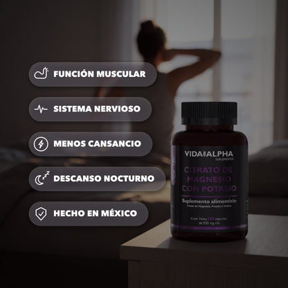 Frasco de Citrato de Magnesio con Potasio de Vida Alpha en una recámara, con los puntos de la etiqueta al lado